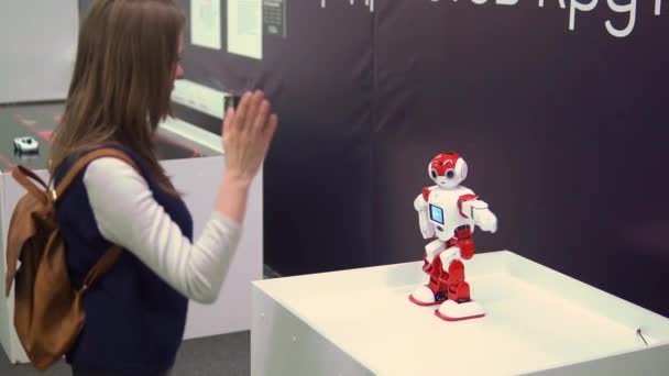 Gadis muda bermain dengan mainan robot di pameran — Stok Video