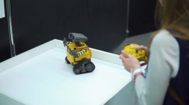 Kazan, Rusya Federasyonu - 15 Mart 2018: kızın robot Oyuncak Sergisi robotlar üzerinde kontrol
