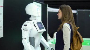 Kazan, Rusya - 15 Mart 2018: bir robot hoş geldiniz ve dostluk belirtisi olarak sarılma kız