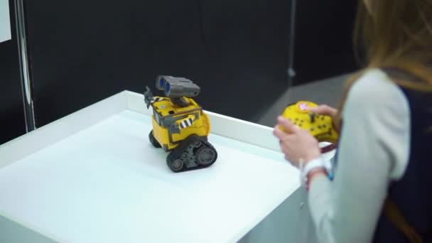 Kazan, Rusko - 15. března 2018: dívka ovládá robot hračka na výstavu robotů — Stock video