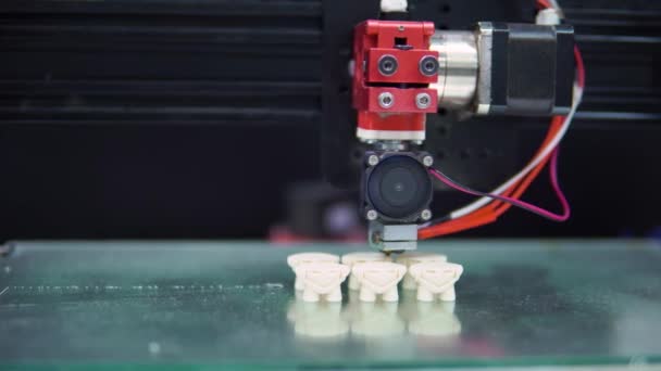 3D принтер печатает детали нескольких объектов формы — стоковое видео