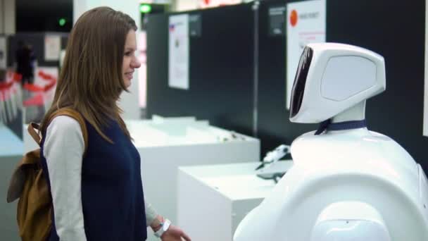 La chica le da su mano al robot autónomo y él la da a cambio — Vídeo de stock