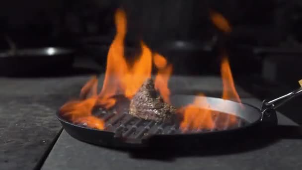 Мясо на гриле в сковороде — стоковое видео
