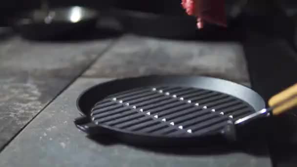 Rauw vlees gebakken in een pan — Stockvideo