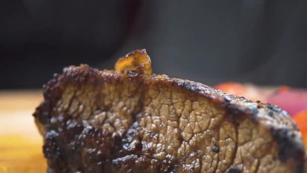 Warme gegrilde biefstuk van de BBQ-lendenstuk, plantaardige salade en saus op cutting Board close-up — Stockvideo
