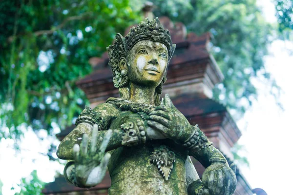 Statua donna da vicino Stile indonesiano, Statua fata in giardino, signora in giardino, Bella statua donna nel parco. Taman Tirtagangga tempio su Bali — Foto Stock