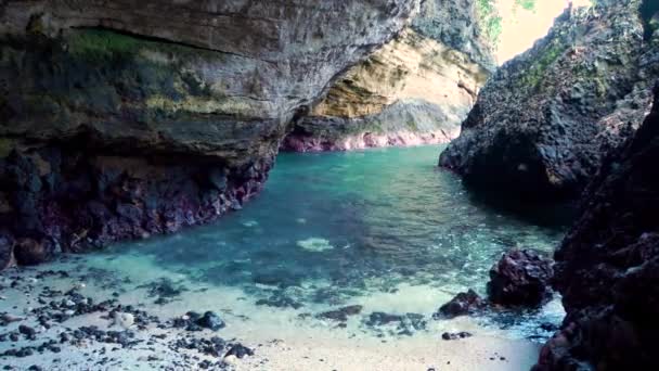 En vy från insidan av en stranden grotta tittar ut på havet. Bali, Indonesien — Stockvideo