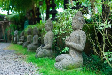 Taş dini heykel Goa Gajah kutsal yeşil yosun kaplı. Bali, Endonezya