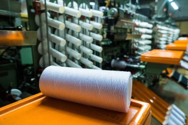 eski örme kumaş. İplik üretim hattında tekstil fabrikası ve dönen makine ve ekipman üretim şirketi
