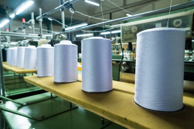 eski örme kumaş. İplik üretim hattında tekstil fabrikası ve dönen makine ve ekipman üretim şirketi