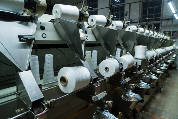 Oude gebreide stof. Textielfabriek in Spinning productielijn en een roterende machines en apparatuur productiebedrijf — Stockfoto