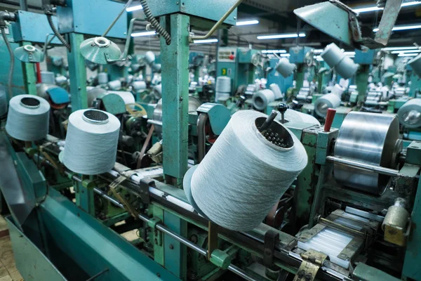 Starou pletenou tkaninu. Textilní továrna v rotační výrobní lince a rotující strojní zařízení a výrobní společnost — Stock fotografie