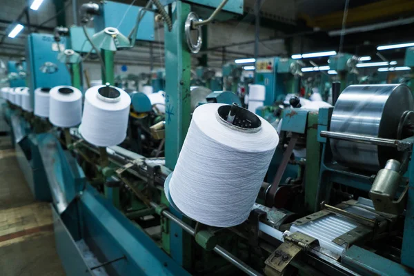 Gammalt stickat tyg. Textil fabrik i spinning produktions linje och ett roterande maskiner och utrustning produktions bolag — Stockfoto