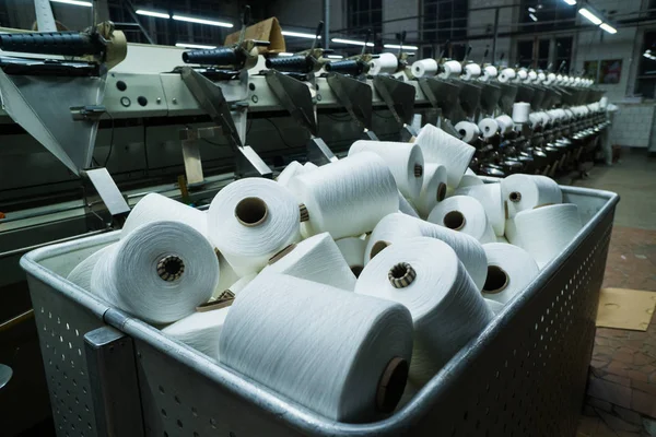 Старая трикотажная ткань. Текстильная фабрика на прядильной производственной линии и компания по производству вращающихся машин и оборудования — стоковое фото