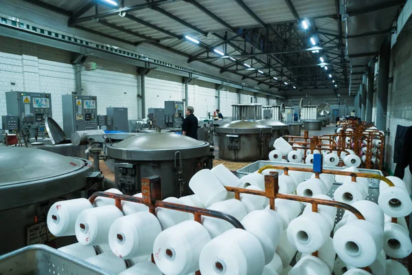 Tecnología moderna en hilos de teñido con máquinas para la industria textil, tanques químicos de la máquina de teñido — Foto de Stock