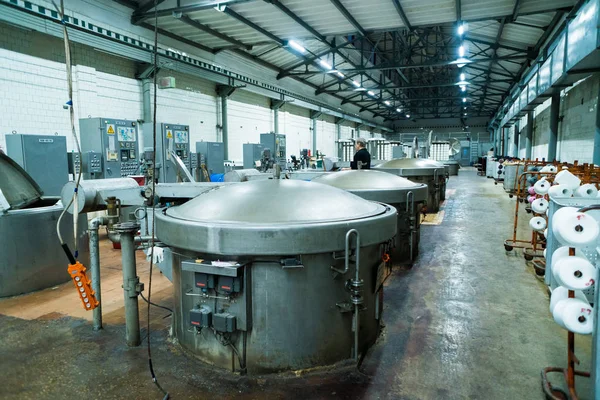 Tecnología moderna en hilos de teñido con máquinas para la industria textil, tanques químicos de la máquina de teñido — Foto de Stock