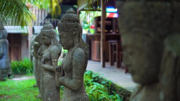 Close-up vrouw standbeeld Indonesische-stijl, fairy standbeeld in de tuin, dame in de tuin, mooie vrouw standbeeld in de parka — Stockvideo