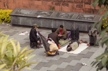 Guangzhou, Çin - 15 Mart 2016: Sokakta kart oynayan birkaç evsiz insan