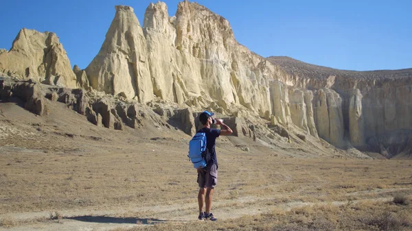 Genç bir gezgin kayalara karşı suyu içer