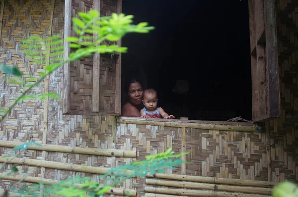 Siargao, Filipinler - 18 Mart 2016: evde yoksul Filipinli aile