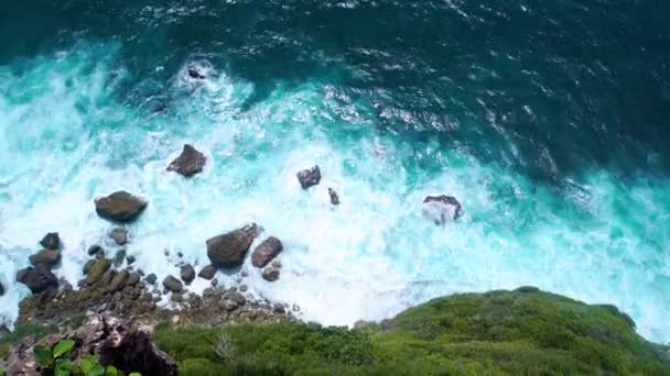 Vista dall'alto della riva dell'oceano con onde che si infrangono sulle rocce — Video Stock