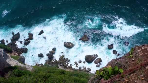 Κορυφαία θέα της ακτής του ωκεανού με κύματα που συντρίβονται σε βράχους — Αρχείο Βίντεο