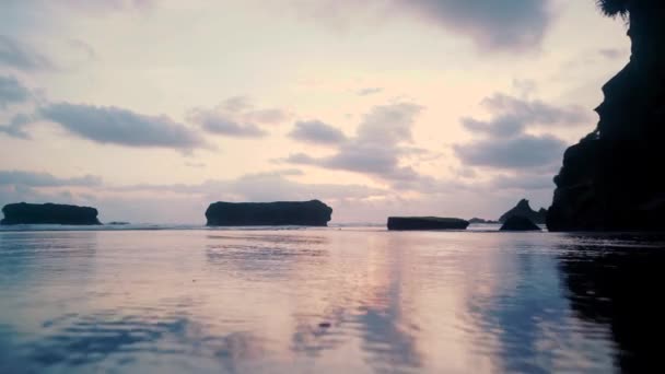 Pedras e mar à noite. Cena dramática. Composição da natureza — Vídeo de Stock