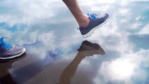 Close-up benen van jonge man rennen in het zand aan de oever van het strand aan zee tijdens zonnige zomer vakantie vakantie — Stockvideo