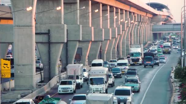 Дивовижний вид на дорогу. Денний трафік Бангкока. Віадук лінії Блом. Чудовий міський пейзаж — стокове відео