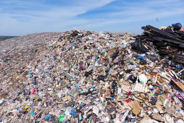 Dağ büyük çöp yığını ve kirlilik, koku ve toksik kalıntı yığını, bu çöp kentsel ve Sanayi alanlarından kurtulmak olamaz, tüketici toplumu neden büyük atık