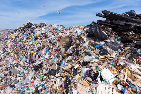 Горный большой мусор кучи и загрязнения, Куча вони и токсичных остатков, Эти отходы приходят из городских и промышленных районов не могут избавиться от, Потребительское общество вызывает массовые отходы
