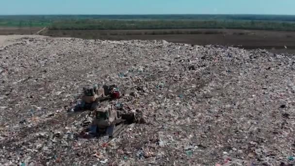 Dos bulldozer trabajando en montaña de basura en vertedero — Vídeo de stock