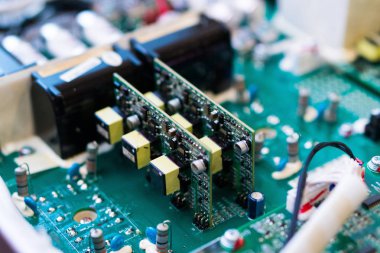 Rezistanslar, kapasitörler ve bilgisayarın içindeki mikro çipin diğer elektronik bileşenleri