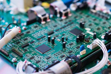 Rezistanslar, kapasitörler ve bilgisayarın içindeki mikro çipin diğer elektronik bileşenleri