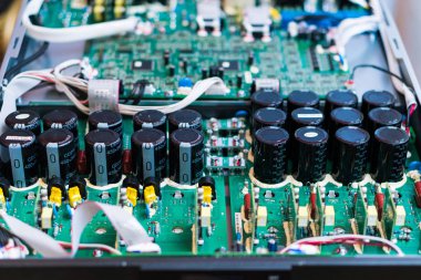 Rezistanslar, kapasitörler ve bilgisayarın içindeki mikro çipin diğer elektronik bileşenleri