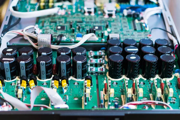 Rezistanslar, kapasitörler ve bilgisayarın içindeki mikro çipin diğer elektronik bileşenleri