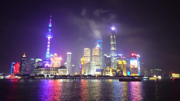 Night view of downtown Shanghai called the Bund, located on the embankment of the river Huangpu — Stock Video