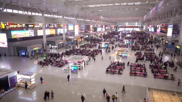 Shanghai, China - 15 de enero de 2018: Los pasajeros esperan los trenes en Shanghai Hongqiao Railway Station. Es la estación ferroviaria más grande de Asia con una superficie de 1,3 millones de metros cuadrados . — Vídeos de Stock