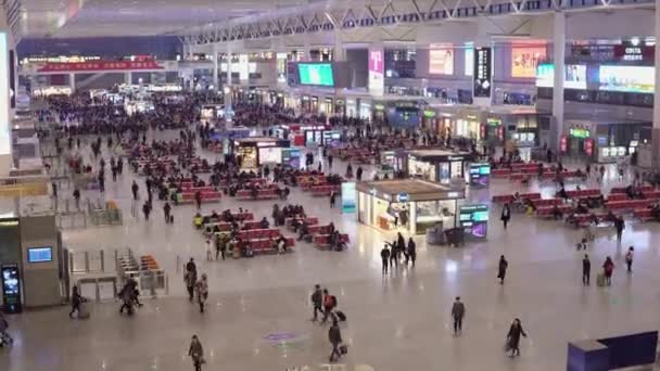 Shanghai, Chine - 15 janvier 2018 : Les voyageurs attendent les trains à la gare de Shanghai Hongqiao. C'est la plus grande gare d'Asie avec une superficie de 1,3 million de mètres carrés. . — Video