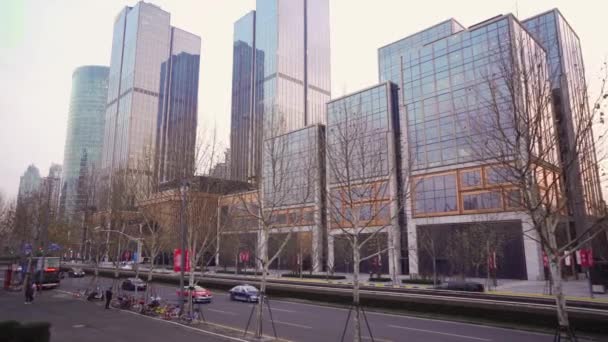 와이탄 제방에서 부터 번드의 여러 고층 빌딩 금융 중심지와 자동차가있는 거리까지 의 전망 — 비디오