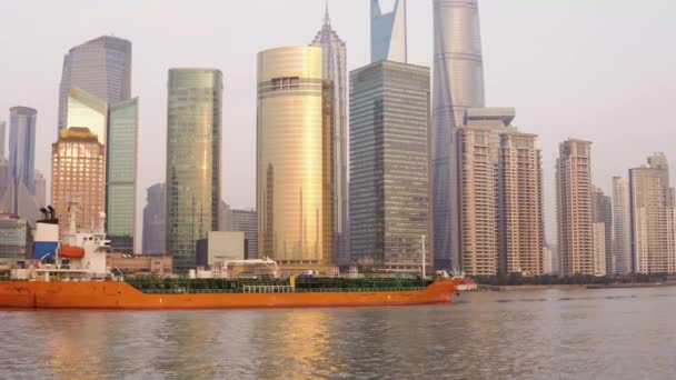 El petrolero navega a lo largo del río Huangpu sobre el fondo de rascacielos de cristal del centro de Shanghai — Vídeos de Stock