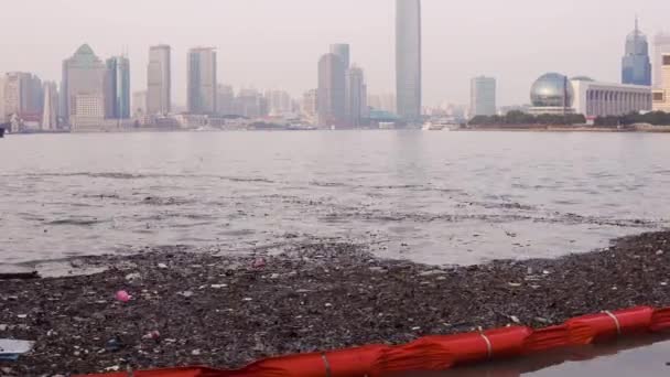 Plastic bottles, wooden chips and other rubbish floats near the banks of the Huangpu River in Shanghai — Stock Video