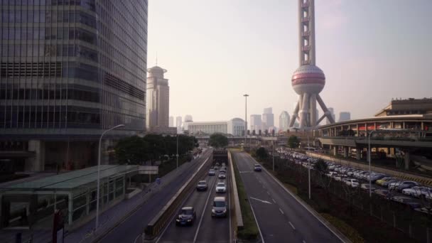 Wolkenkratzer der Pudong-Gegend mit orientalischem Perlenturm und Straße mit Autos. Shanghai, China — Stockvideo