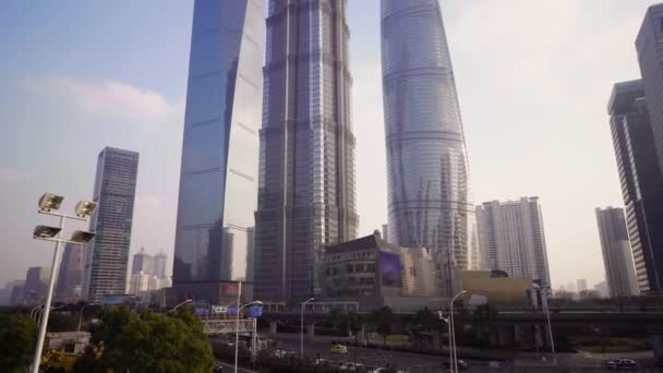 Wolkenkrabbers van de wijk Pudong met winkels, winkelcentra en de weg met auto's. Shanghai, China — Stockvideo