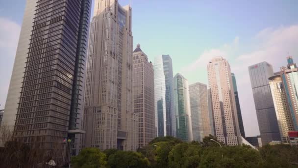 Parque con árboles rodeado de rascacielos en la zona de Pudong. Shanghái, China — Vídeos de Stock