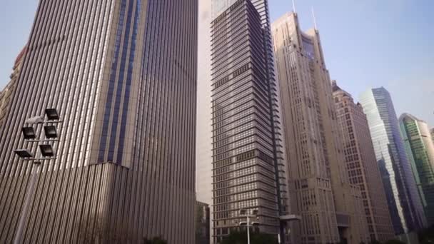Felhőkarcoló a Pudong terület ellen a kék ég, Shanghai, Kína — Stock videók
