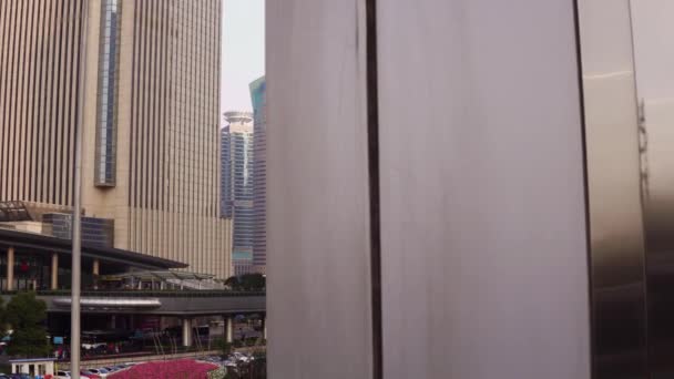 Die Kamera verlässt die Ecke und zeigt einen Wolkenkratzer der Pudong-Gegend gegen den blauen Himmel, Shanghai, China — Stockvideo