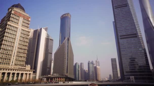 Хмарочоси районі Pudong проти синього неба, Шанхай, Китай — стокове відео