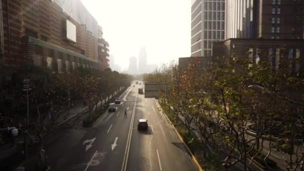 Ulica w Szanghaju z nowoczesnych biurowców, samochody na drodze — Wideo stockowe
