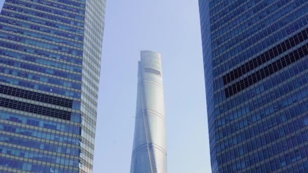 중국 상하이 푸동 지역의 푸른 하늘을 배경으로 세 번째 고층 빌딩이 보입니다. — 비디오